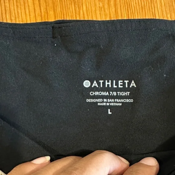 Athleta Women’s Black and Cream Leggings - Picture 3 of 12